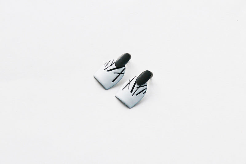 Line Marked Enamel Leaf Stud Earrings - No. 46